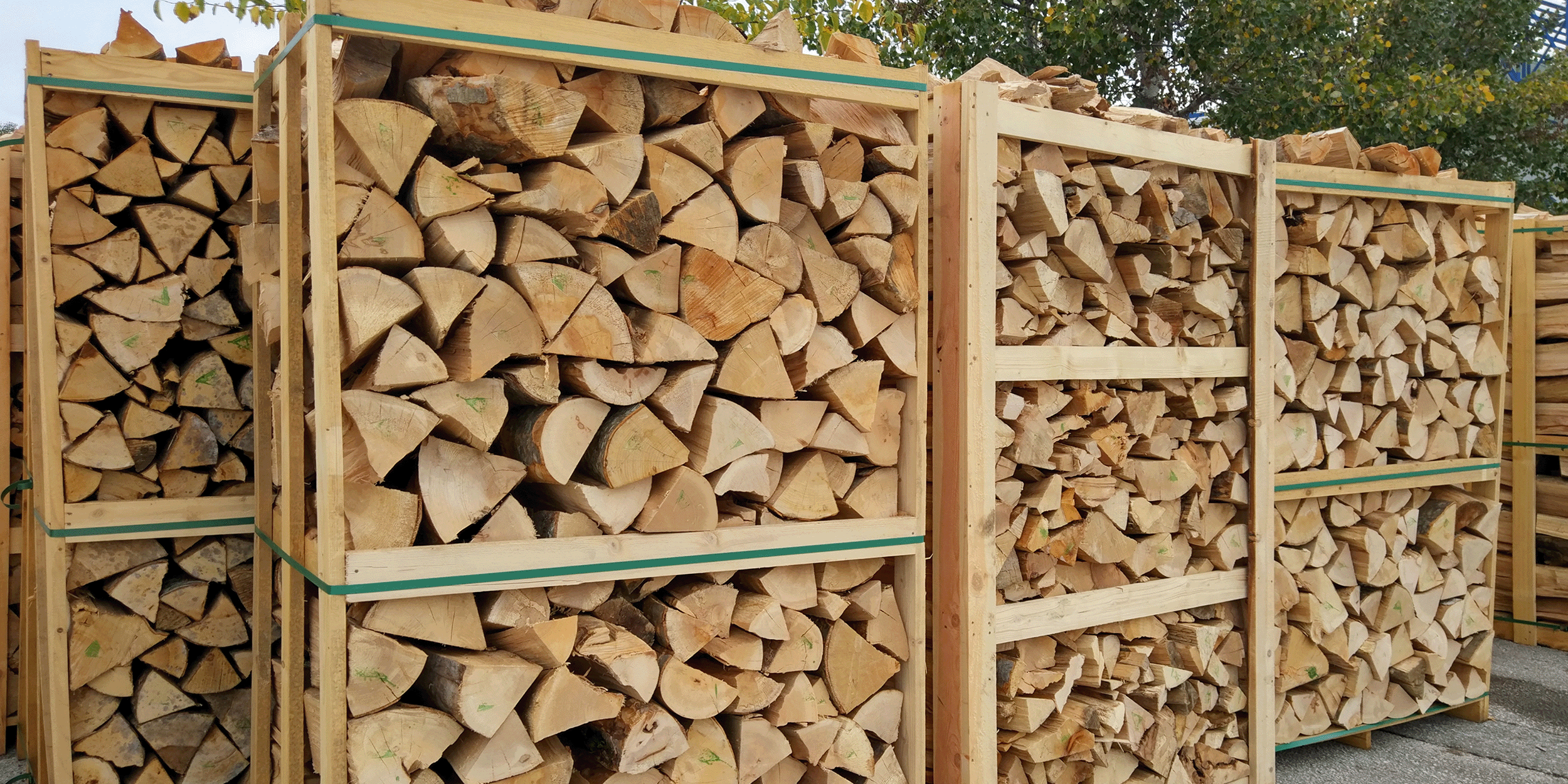 Loose firewood vs stacked firewood – what’s the difference?